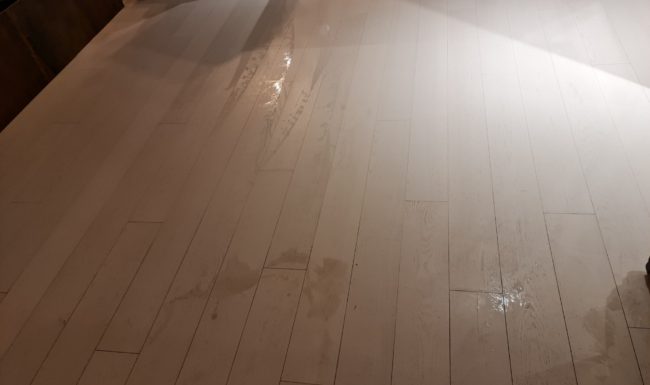 Hĺbkové čistenie drevenej podlahy