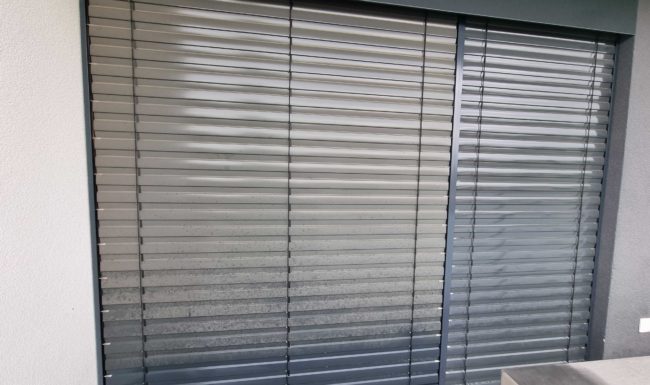 Výškové umývanie okien, umývanie okien pomocou horolezcov, profesionálne umývanie okien