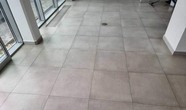 Hĺbkové čistenie gresovej keramickej dlažby podlahy