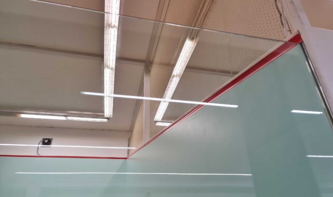 Umývanie skiel squash, umývanie v športovej hale, čistenie okien, profesionálne umývanie okien, čistenie výkladov