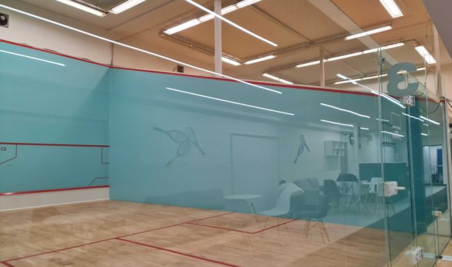 Umývanie skiel squash, umývanie v športovej hale, čistenie okien, profesionálne umývanie okien, čistenie výkladov